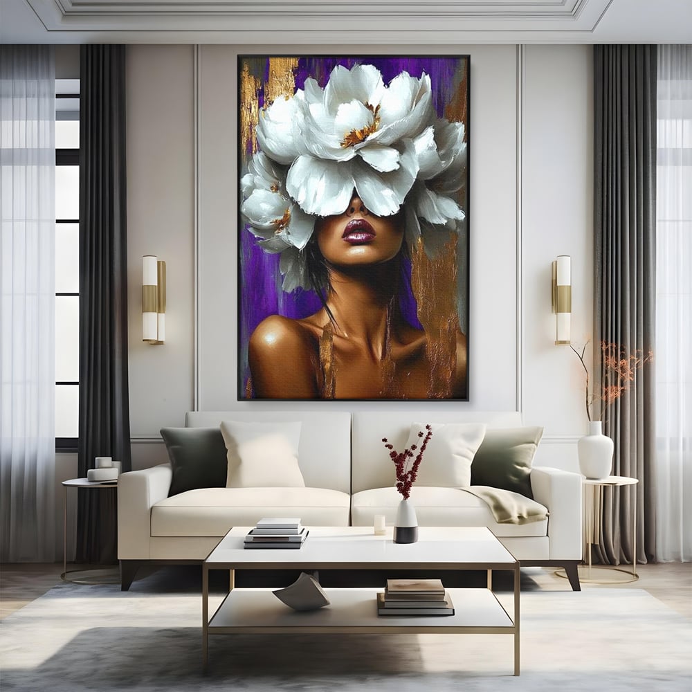 Tablou canvas cu tablou canvas cu femeie si flori albe, in rama de aluminiu negru, pe perete intr-un living